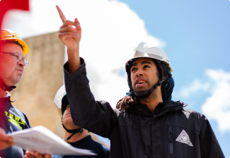 équipe d'ouvriers discutant d'un chantier