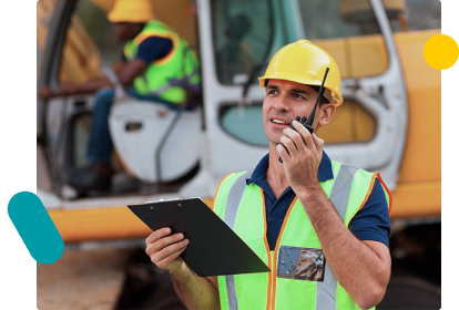 ouvrier de chantier parlant dans un talkie walkie