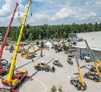 parc d'engins de chantier montrant des camions nacelles PL, des chariots télescopiques, des chargeuses et des pelleteuses